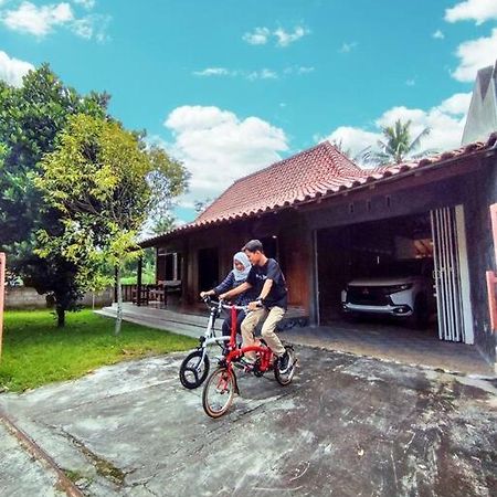 Ndalem Arsita Villa Yogyakarta Exterior photo