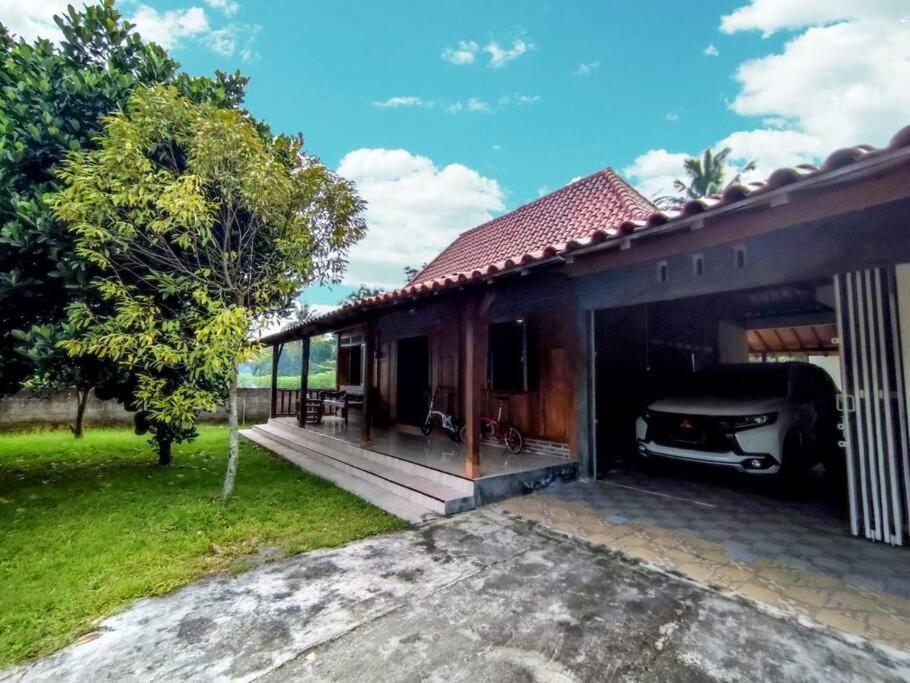 Ndalem Arsita Villa Yogyakarta Exterior photo